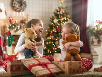 Mädchen öffnen Weihnachtsgeschenke